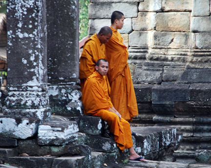 1DSC_-(516)-angkor-wat-monks-810300